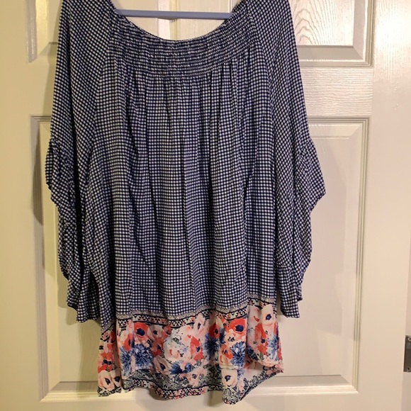 Pretty, lightweight tunic with 3/4 length bell sleeves 💙🌺💙 - Picture 2 of 7